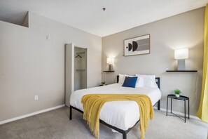 Bedroom - 1 Queen bed