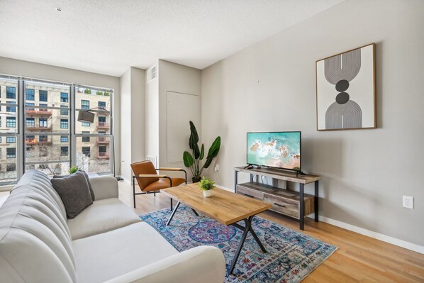 CozySuites Mill District with pool, gym #04