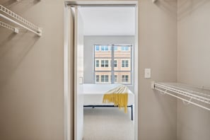 Bedroom 1 - Queen bed