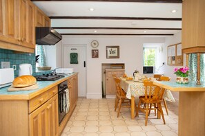 Kitchen with elcetric, hob, oven and extractor hood
