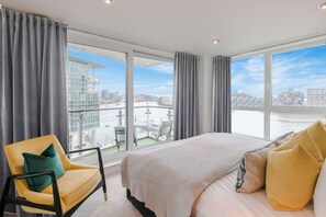 MasterBedroom w/ ensuite and gorgeous view 