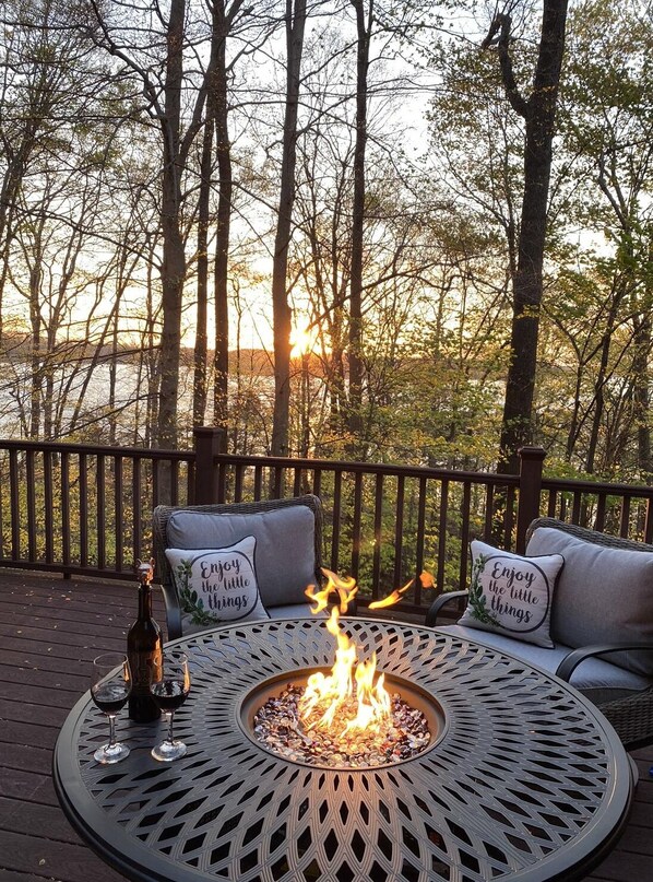 Amazing views of Barren River Lake and direct access to a community dock.