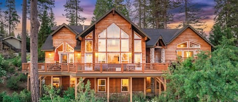 Welcome to Sunset Mountain Cabin! Where the views are stunning and the hot tub is waiting!