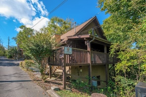 Smoky Mountain Jewel's exterior