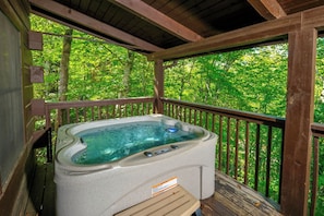 Smoky Mountain Jewel's bubbling hot tub