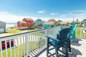 Peek-a-boo Gulf views from the uncovered deck