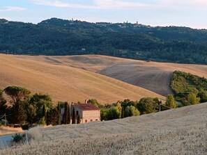 Podere Santa Renata mit Blick auf die historische Stadt Volterra