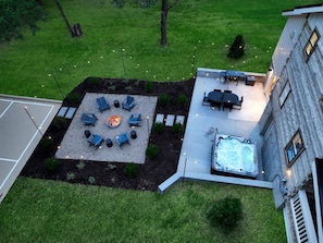 Immaculate outdoor space.