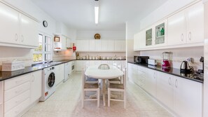 On this huge kitchen there are all the appliances needed to prepare home cooked meals
#kitchen #bright #meals #algarve #portugal