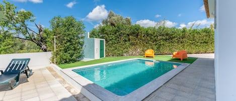 The swimming pool is on the back of the house so it's private and has plenty of space to relax
#pool #outdoors #sun #algarve #portugal