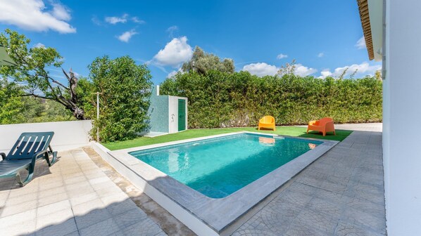 The swimming pool is on the back of the house so it's private and has plenty of space to relax
#pool #outdoors #sun #algarve #portugal