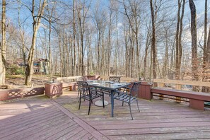 Backyard | Deck | Outdoor Dining Area