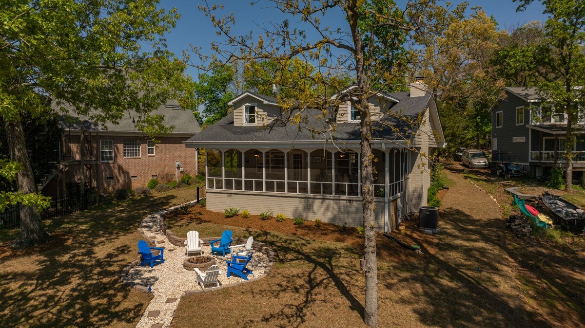 SERENITY NOW/ Sunsets / Beach / Water On 3 Sides/ Firepit/ dock/ boat ramp/Wi-Fi