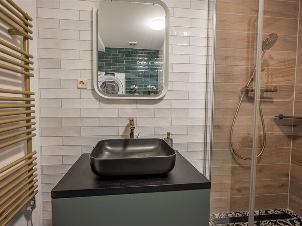 Zapfhahn, Armatur, Sinken, Produkt, Interior Design, Bad Sink, Spüle, Gebäude, Fussboden, Flooring