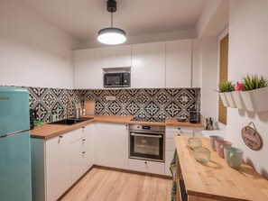 Countertop, Cabinetry, Eigentum, Pflanze, Holz, Küche, Herd, Interior Design, Haushaltsgerät, Flooring
