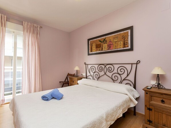Meubles, Propriété, Confort, Bleu Azur, Bois, Textile, Fenêtre, Design Intérieur, Rideau, Sol