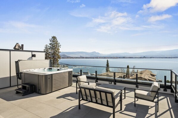 Elevate your stay at Horizon Retreat with breathtaking rooftop views of Okanagan Lake. Perfect for sunrise yoga, sunset drinks, or stargazing—this tranquil space invites you to relax and create unforgettable memories in the heart of West Kelowna.