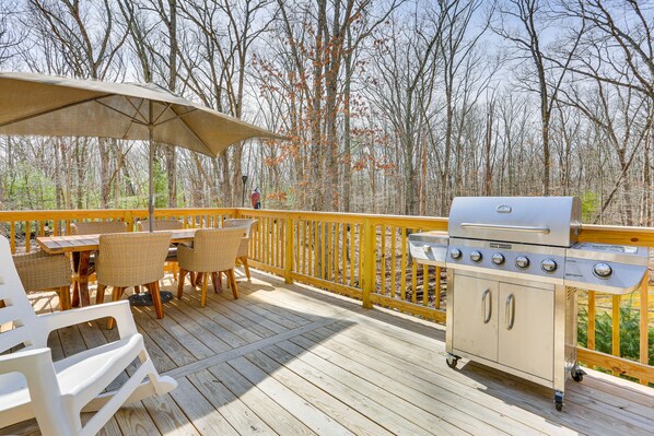 East Stroudsburg Vacation Rental | 4BR | 2.5BA | 1,660 Sq Ft | Stairs Required