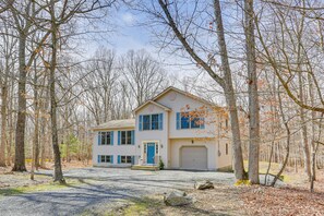 Exterior | Self Check-In | 5 Mi to Bushkill Falls