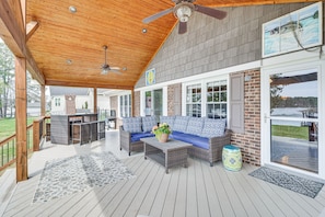 Covered Deck | Charcoal Grill | Flat-Top Gas Grill (Propane Provided)