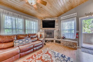 Living Room | Free WiFi | Central Heating & A/C | Smart TV w/ Cable | Main Floor