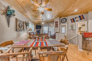 Dining Area | Dishware/Flatware Provided | Main Floor
