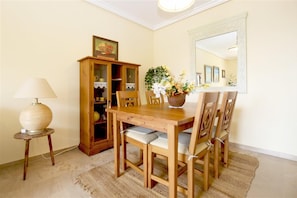 Dining area for four guests on a side of the lounge