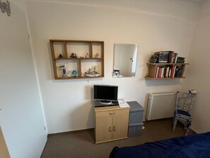 Cabinetry, Property, Picture Frame, Furniture, Bookcase, Chest Of Drawers, Drawer, Shelf, Comfort, Wood