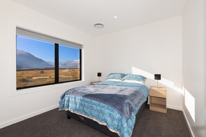 Bedroom 2 with Queen bed