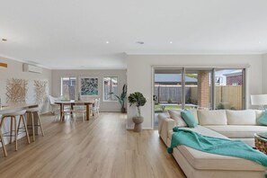 Open Space Living Room, Dining Room and Kitchen