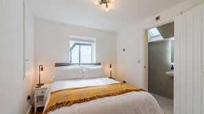 Bedroom One, Norton Coach House, Bolthole Retreats
