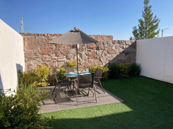 Private enclosed garden to enjoy some outdoor fun and relaxation