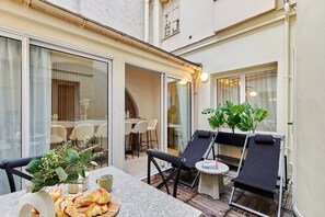 terrasse avec table et chaises longues