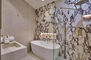 salle de bain avec douche et baignoire chambre N2