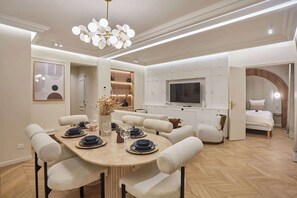 Salon avec table de reception