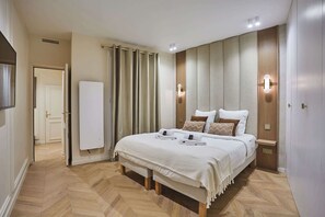 Chambre 2 avec lit double 160 cm , et salle de bain avec douche et baignoire
