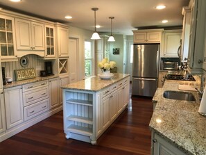 Modern Chef's Kitchen - 
Island seating for 4
gas stove

