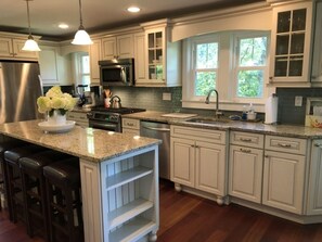 Modern Chef's Kitchen - 
Island seating for 4
gas stove
