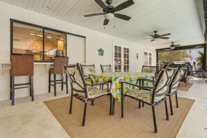 6 person table on lanai