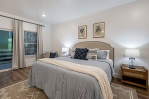 Luxury hybrid foam mattress and 100% cotton linens are provided