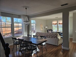 Dining room (1st level)