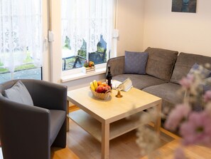 Couch, Table, Furniture, Property, Plant, Comfort, Interior Design, Living Room, Studio Couch, Floor