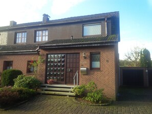 Ferienwohnung Grimm, (Haltern am See)-Straßenansicht vom Haus der Familie Grimm