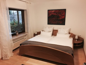 Ferienwohnung Grimm, (Haltern am See)-gemütliches Doppelbett im Schlafzimmer
