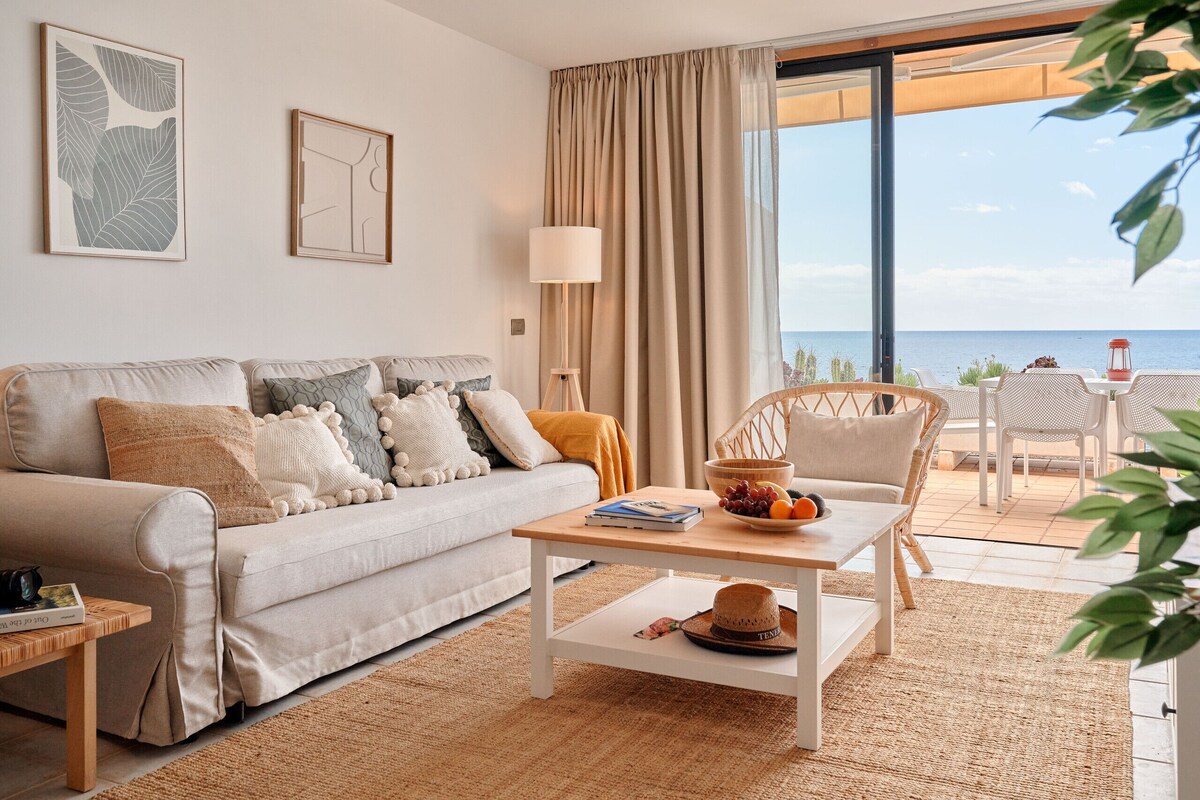 Sea Oasis: Exclusive Apartment with Pool and Sea View – Tranquility and Comfort