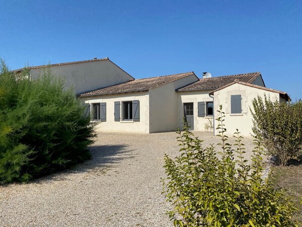 Villa with own parking at the front (garden around the house, not enclosed). 