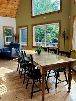 Dinning area can seat 8ppl