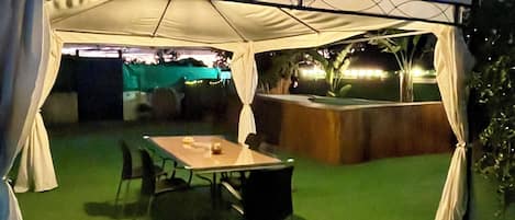 屋外ダイニングエリア