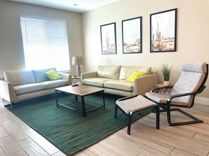 Tasteful Living Room w/ Great Seating