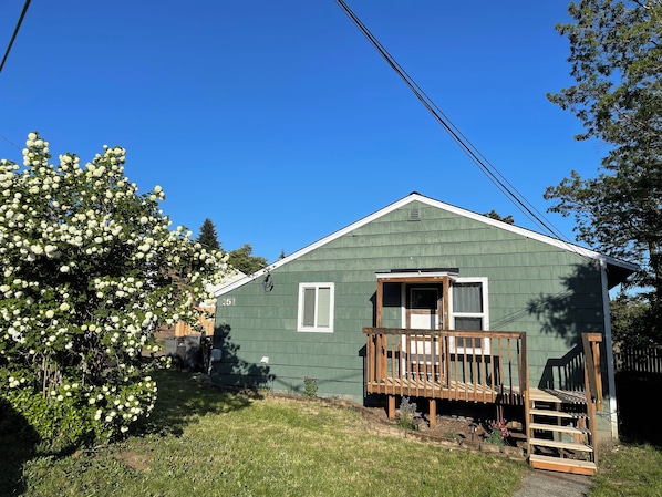 Charming home with partial water and Mountain View’s!